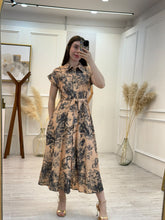Cargar imagen en el visor de la galería, HIPSO – Maxi vestido camisero toile camel con cinto