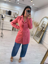 Cargar imagen en el visor de la galería, ENIO – Blazer largo rosa coral cruzado