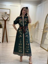 Cargar imagen en el visor de la galería, NIRVANA - Maxi vestido verde estampado floral