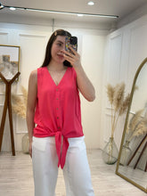 Cargar imagen en el visor de la galería, APPLEJACK - Blusa rojo coral sin mangas
