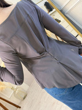 Cargar imagen en el visor de la galería, QUÍONE – Blusa taupe manga larga con botones