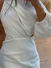 Cargar imagen en el visor de la galería, COURTNEY - Vestido midi asimétrico blanco