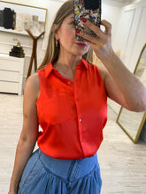 Cargar imagen en el visor de la galería, NAHIA - Blusa roja sin mangas