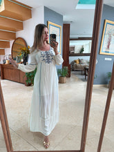 Cargar imagen en el visor de la galería, ALESSA - Maxi vestido blanco detalles azules
