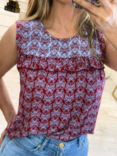 Cargar imagen en el visor de la galería, DAMARIS – Blusa roja y azul estampada con olán