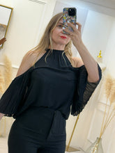 Cargar imagen en el visor de la galería, ÓNIX – Blusa negra halter plisada
