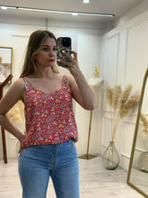 Cargar imagen en el visor de la galería, ADRIANA – Blusa de tirantes roja floral