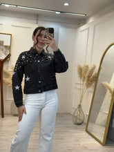 Cargar imagen en el visor de la galería, JULIETA – Chamarra de mezclilla negra con perlas y estrellas