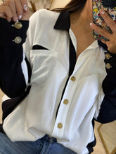 Cargar imagen en el visor de la galería, CATALINA – Camisa blanca con negro y botones de madera