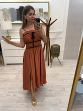 Cargar imagen en el visor de la galería, EMMA - Maxi vestido ladrillo