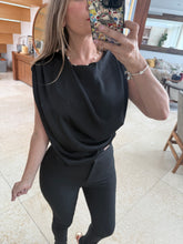 Cargar imagen en el visor de la galería, ENCARNACIÓN - Blusa negra sin mangas