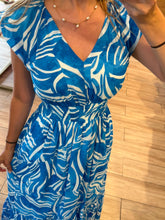 Cargar imagen en el visor de la galería, CELANDINE - Maxi vestido azul estampado