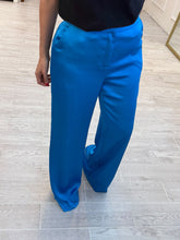 Cargar imagen en el visor de la galería, DOTTY - Pantalon azul satinado