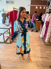 Cargar imagen en el visor de la galería, ZAFIRA - Vestido midi azul estampado