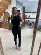 Cargar imagen en el visor de la galería, ENCARNACIÓN - Blusa negra sin mangas
