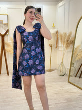 Cargar imagen en el visor de la galería, GALATEA – Vestido azul marino con flores lilas y moños en hombros