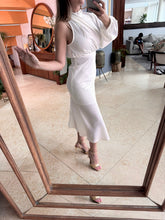 Cargar imagen en el visor de la galería, KILLIAN - Vestido midi blanco asimétrico