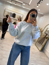 Cargar imagen en el visor de la galería, NÉFELE – Sudadera gris con moños bordados