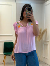 Cargar imagen en el visor de la galería, FIORE - Blusa rosa con bordado floral