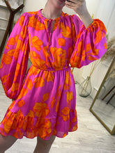 Cargar imagen en el visor de la galería, BRISEIDA – Vestido corto fucsia con flores naranjas manga larga
