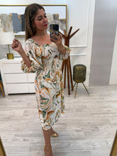 Cargar imagen en el visor de la galería, JOCELYN - Vestido midi avena con estampado manchas