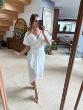 Cargar imagen en el visor de la galería, CONSTANZA - Vestido midi blanco manga corta