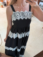 Cargar imagen en el visor de la galería, GIOVANNA - Maxi vestido negro detalles blancos