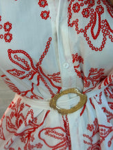 Cargar imagen en el visor de la galería, KOURTNEY - Vestido corto blanco con flores rojas
