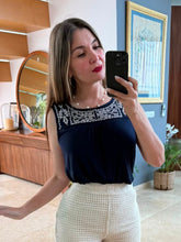 Cargar imagen en el visor de la galería, EDWINA - Blusa azul marino sin mangas