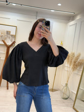 Cargar imagen en el visor de la galería, EDNA - Blusa negra