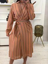 Cargar imagen en el visor de la galería, JAQUELINE - Maxi vestido salmón rayas