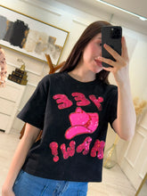 Cargar imagen en el visor de la galería, BLAIR - Playera negra estampado vaquero