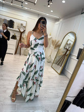 Cargar imagen en el visor de la galería, ANTÍOPE – Maxi vestido blanco con hojas tropicales