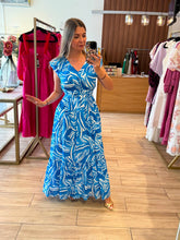 Cargar imagen en el visor de la galería, CELANDINE - Maxi vestido azul estampado