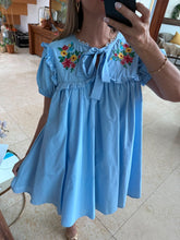 Cargar imagen en el visor de la galería, CORINA - Vestido corto azul con flores bordadas