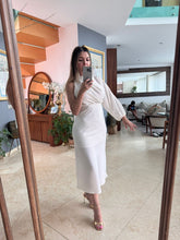 Cargar imagen en el visor de la galería, KILLIAN - Vestido midi blanco asimétrico