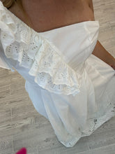 Cargar imagen en el visor de la galería, SABRINA - Maxi vestido blanco asimetrico volantes