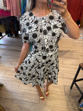 Cargar imagen en el visor de la galería, SKY - Set blusa y falda estampado blanco y negro floral