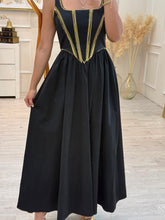 Cargar imagen en el visor de la galería, FELICITY - Maxi vestido negro con detalles dorados