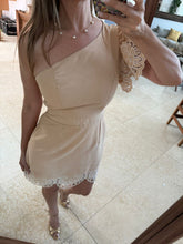 Cargar imagen en el visor de la galería, CALIPSO - Vestido corto asimétrico beige