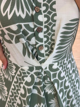 Cargar imagen en el visor de la galería, CLOVER - Maxi vestido estampado verde con blanco