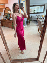 Cargar imagen en el visor de la galería, VYNETTE - Vestido fucsia satinado