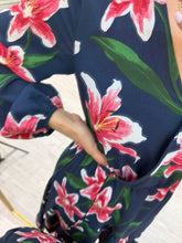 Cargar imagen en el visor de la galería, AVELINE - Maxi vestido azul marino floral