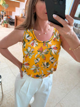 Cargar imagen en el visor de la galería, LUPITA - Blusa estampado botanico sin mangas