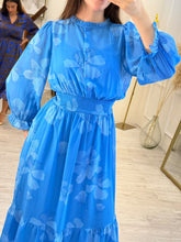 Cargar imagen en el visor de la galería, TATIS – Maxi vestido azul cielo con flores de manga larga