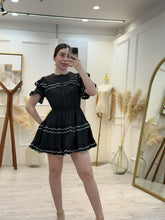 Cargar imagen en el visor de la galería, DAMIA – Vestido corto negro con olanes ribeteados
