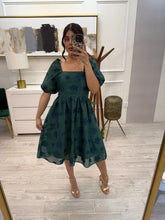 Cargar imagen en el visor de la galería, MARGARET - Vestido midi verde flores azules
