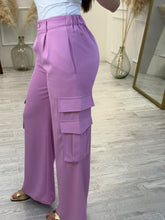 Cargar imagen en el visor de la galería, FABIOLA - Pantalon tipo cargo rosa