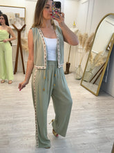 Cargar imagen en el visor de la galería, CARMELITA - Set blusa y pantalon olivo