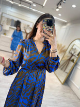 Cargar imagen en el visor de la galería, LETO – Maxi vestido azul rey y café de manga larga